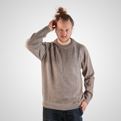 hurma_alpakanvilla_crew_neck_villapaita_kaarna_miehen_päällä