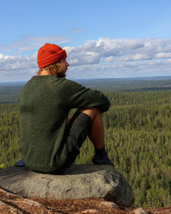 hurma_alpakanvilla_crew_neck_villapaita_metsanvihrea_miehellä